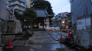 お寺は工事中で冊で囲まれていました