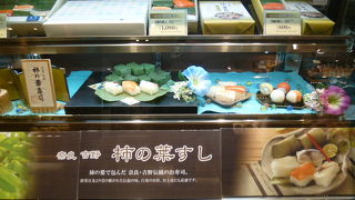 奈良名物の柿の葉ずしも販売しています