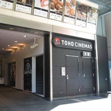 南側の入口。チケット売場が近いです。