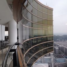 工場が一望できる、ビールの貯蔵タンクが並んでいる