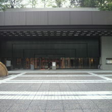 サントリーホールの正面玄関とカラヤン広場を含めた全景です。