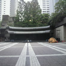 サントリーホールの玄関を右にしたカラヤン広場の様子です。