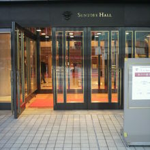 カラヤン広場からサントリーホールの玄関を通り、館内に入ります