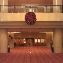 入口を入るとメインホールになります。広く綺麗なホールです。