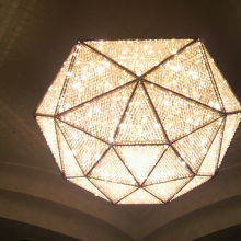 数千のクリスタルガラスによって構成されたシャンデリアです。