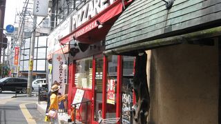 おいしくて値段も手頃な手作りピザの店