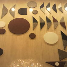 入口の上部の壁には、壁画とステンドグラスが掲げられています。