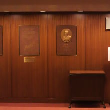 メインホールの壁には、カラヤンの記念額が掲げられています。