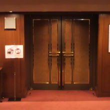大ホールへの入口ドアーです。重厚な雰囲気のドアーです。