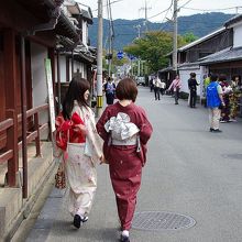 着物姿で御成道（呉服町筋）を歩く女性二人です。