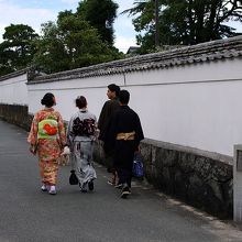 日本の道１００選に選ばれた菊屋横町を歩くグループです。