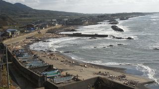 展望台からは、日本海の蒼い海、白波、独特な黒い岩…