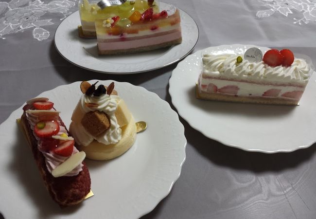 美味しくて可愛らしいケーキが並んでます。