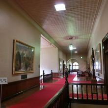 2Fの各部屋が展示スペースになっている