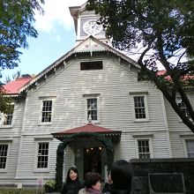 大きな通り沿いの交差点にあります