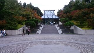 お洒落な建物の美術館