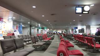 食事処は充実。国内線ターミナルはコンパクトな構造