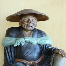 ロビーにある「西行法師坐像」とは一緒に撮影ＯＫ。