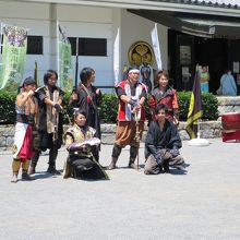 ショーの出演者が並ぶ