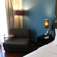 ベッドサイドのソファ