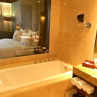 バスタブからベッド越しに外が見れます。