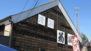 黒い蔵の塀が印象的