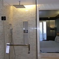 シャワーブースには可動シャワーと天井シャワー