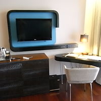 壁掛けテレビとテーブル