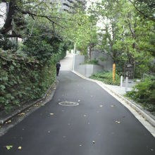 道源寺坂の登り口付近は、まだ勾配が緩やかです。石垣が見えます