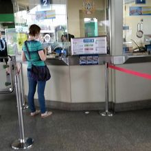 窓口でカードにチャージできます