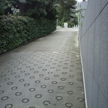 道源寺坂の中間付近の様子です。滑り止めのついた坂に変わってい