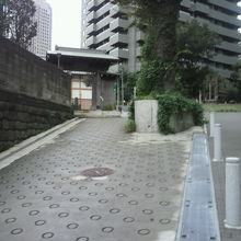 道源寺坂を登ると、道源寺の山門と右側に車止めが見えてきます。