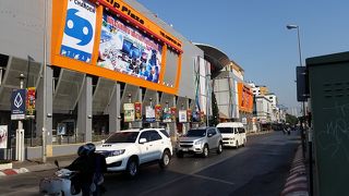 ナイトバザーにある電化製品のショッピングセンター