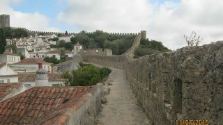 城壁に囲まれたまちです。