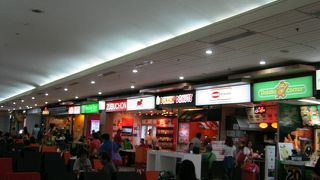 お土産屋、ファーストフード店等あります。