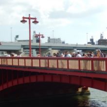 赤い色の橋です