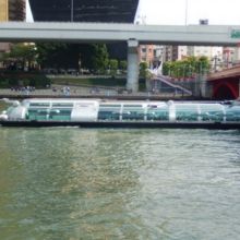 橋の下を水上バスが航行してます