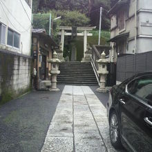 久國神社への石畳の参道と鳥居、階段そして燈籠が見えます。