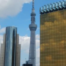 橋上から東京スカイツリーやアサヒビールタワーなどが見えます