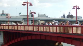 休日は多くの観光客がいます