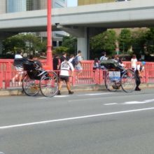 橋上を浅草名物人力車が通ってます