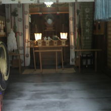 久國神社の本社の奥の院です。奥の院は、比較的広くなっています