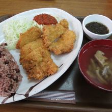 Bランチ(650円)です。とんかつと魚フライです。