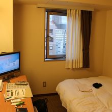 可もなく不可もない普通のビジネスホテル風の部屋