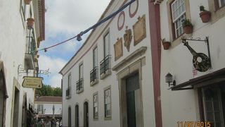 ディレイタ通りに面しています。