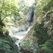 洞窟の中を大迫力で流れていたレカ河