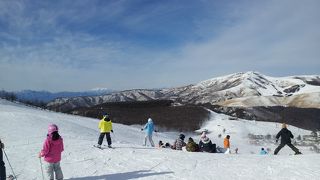 大人券1枚買えば子供のリフト券が2枚付いてくるのでお安く家族スキーを楽しめます。