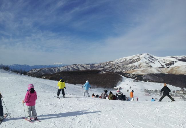 大人券1枚買えば子供のリフト券が2枚付いてくるのでお安く家族スキーを楽しめます。