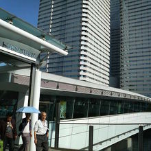 入口へ続く動く歩道もあります。