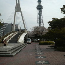 テレビ塔と２本並んで建っている姿が様になっています